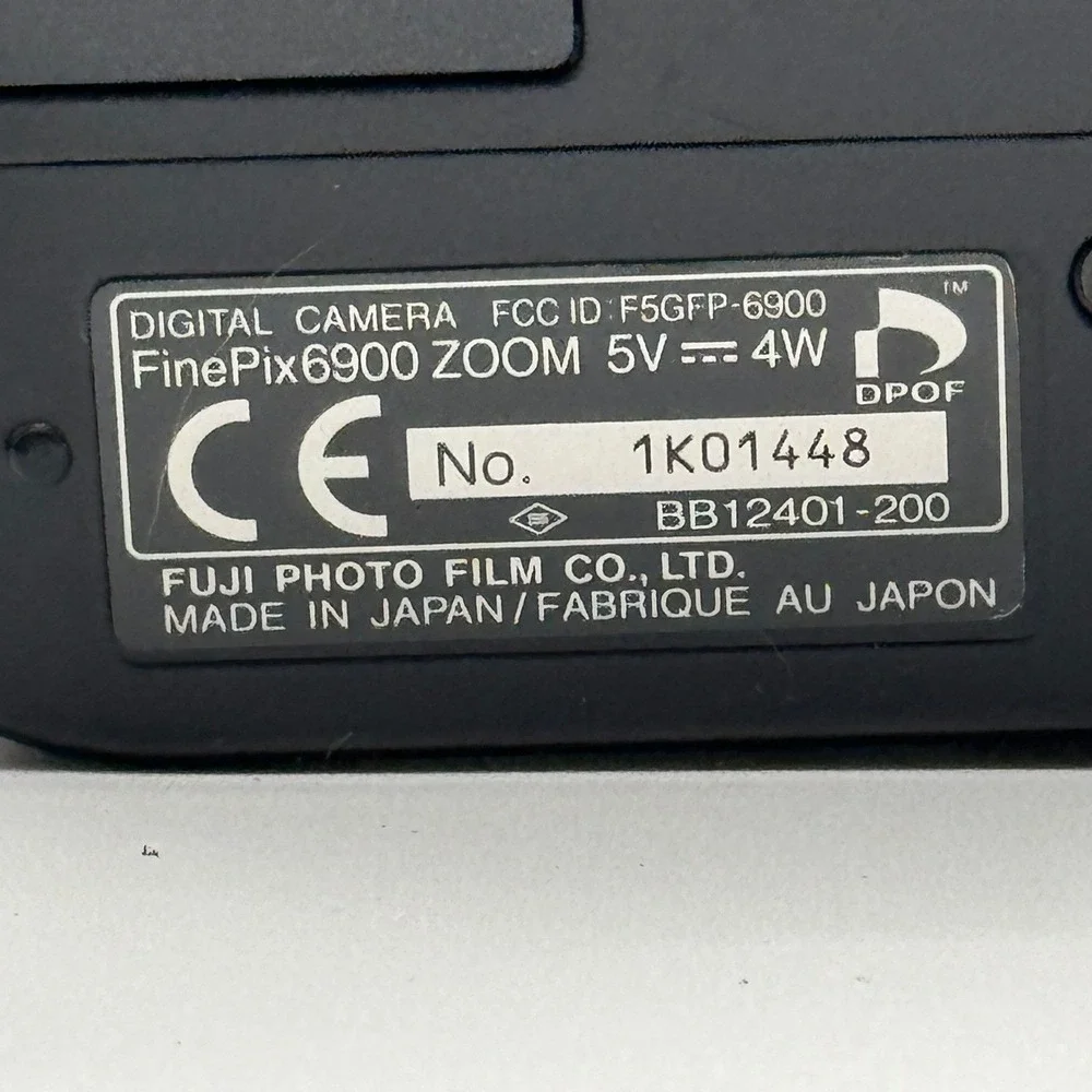 Fujifilm FinePix 6900Z Digital Camera 6x Optical Zoom Super CCD Black W/ Battery